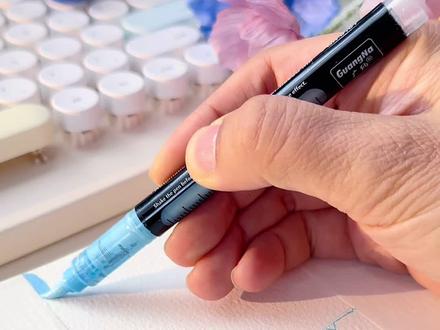 沉浸式画画|听,我的牵牛花在篱笆上吹喇叭 今天解锁一个超治愈的「角落美学」——画一丛正在努力生长的牵牛花,看着花朵顺着藤蔓一点点“爬”上来,过程真的太解压了!#沉浸式解压 #手绘画画 #零基础学画画 #跟着抖音学画画 #丙烯马克笔