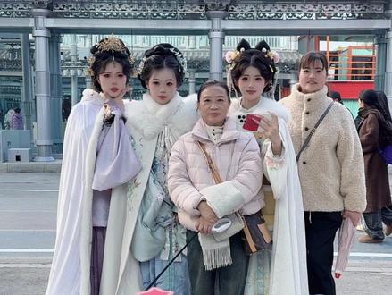 用我的视角打开这段旅程,偶遇万宁叔周周和老嫂子斗舞,也是不虚此行😎#开封 #万岁山大宋武侠城