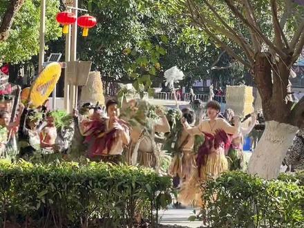 也是在单位门口追上星了!#鹿晗邓超陈赫 #五哈云南