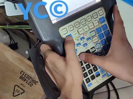 发那科机器人示教器黑屏无法进入系统,主要原因及解决方法如下:
1. 硬件连接问题
检查示教器与控制柜之间的连接线是否松动或接触不良,重新插拔并固定。
查看电源线是否有断路或插头氧化,必要时更换电源线。
检查控制柜内主板连接是否正常,清理主板灰尘,确保信号传输稳定。
2. 电源问题
测量供给示教器的电压是否正常,电压不足或波动会导致黑屏。
检查控制柜内保险丝是否熔断,必要时更换同规格保险丝。
3. 主板故障
主板上的电容鼓包、芯片损坏等问题会导致黑屏。
打开示教器外壳,检查主板是否有明显烧痕或元件损坏,必要时更换主板。
4. 显示屏排线接触不良
排线松动或断裂会导致显示异常,重新插拔排线并压实接口,必要时更换排线。
5. 软件系统故障
系统文件丢失或软件版本不兼容可能导致黑屏。
尝试重启示教器,或通过专用工具恢复系统文件、升级软件版本。
6. 环境因素
高温、多尘环境会加速元件老化,建议定期清洁示教器散热孔,检查连接线缆状态。
如果以上方法均无效,建议联系发那科官方技术支持或专业维修人员进行进一步检查和维修。维修时注意静电防护,避免二次损坏设备。