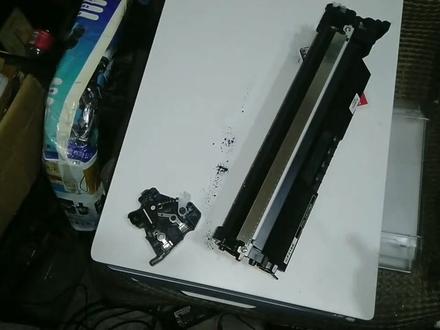 惠普132A,打印页面左侧发黑,有横纹。粉盒型号218a
