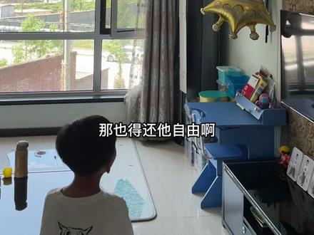 家里突然飞来一只小燕子,还不走了。