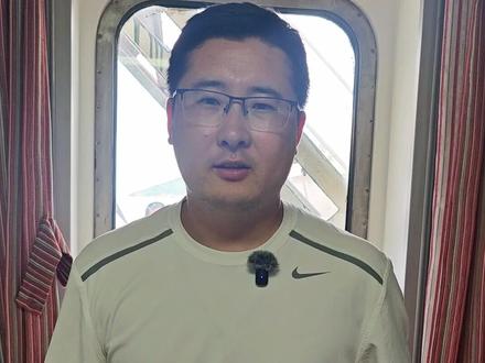 在烟台到大连的轮渡上,分享一段曾祖父当年闯关东的故事 近来从烟台乘坐轮渡到大连,回忆起曾祖父当年在大连打拼的一段经历,简单拍个视频跟大家分享。
大连是一座与胶东半岛渊源很深的城市,在历史的闯关东大潮中,来到大连打拼的胶东人为数众多。他们有的就此落户,给子孙留下了“登州府”或者“莱州府”的祖籍;有的则在打拼之后重返胶东故乡,为家族带回了大连的相关记忆。
我让
实际上,我的曾祖父年轻时就曾在大连打拼过,听家里长辈说,他当时是在西岗区附近的一座当铺里做账房先生。后来在兵荒马乱之中,当铺有位伙计心生,持刀突袭曾祖父。所幸曾祖父逃过一劫,但脸上却留下了一刀伤疤。
曾祖父的经历,只是一个例子。类似的故事,这些年来我接触到很多,并在尽力进行整理,这些故事谈不上轰轰烈烈,但毕竟承载了很多家族、很多家庭的记忆,还是很有传承意义的。此次到大连,虽然主要目的是带着孩子观光,但身临其境之后,还是会不由自主想起闯关东的话题。对此同样感兴趣的朋友,欢迎多多交流。