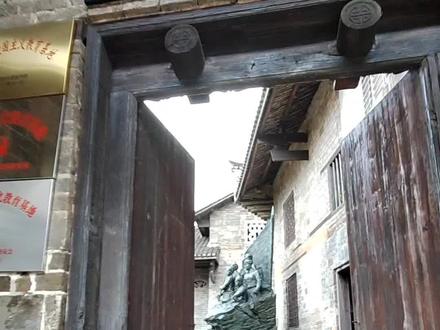 《李家大屋见证郴州共同抗日历史》
李家大屋位于湖南郴州苏仙区白鹿洞街道龙门池社区,始建于清嘉庆年间,采用清代九井十八厅封闭式建筑风格,占地面积约2700平方米,是郴州城区现存规模最大的清代古民居,是省文物保护单位。这里设有“湘南三年游击战陈列馆”,也是郴州抗日合作旧址,让人们回首那艰苦卓绝的湘南三年游击战争。
1934年10月中央红军长征后,留守在湘南地区的红军游击队,在中共湘粤赣边特委、湘南特委的领导下,坚持了艰苦卓绝的三年游击战。1937年7月7日卢沟桥事变后,中国社会的主要矛盾由阶级矛盾转为民族矛盾。在中国共产党的倡议和全国人民的呼吁下,郴县县委书记张春林接到中共湖南特委关于“动员人民,排除干扰,团结抗日”的指示。1938年3月18日,郴州地区的国共两党在李家大屋举行会谈,达成“组成统一的抗日动员部,开展宣传活动”“凡参编国军部队准许在郴州城外训练”“城乡民众自捐抗日的粮食、资金,统一交县财政局,由县政府统一上交国库和开支”三条协议。国共两党合作抗日协议达成后,郴州城乡进入了抗日斗争高潮,在郴州人民的抗日战争史上写上了浓墨重彩的一笔。
为用好红色资源,赓续红色血脉,郴州将其打造成湘南三年游击战陈列馆,发挥红色文化传承作用,开展爱国主义、廉洁教育、革命传统教育。陈列馆于2022年7月6日正式开馆,布展面积460平方米,分六个篇章,以史实和史料为依据,用图文、实物、视频和全息投影相结合的方式,讲述南方三年游击战的光辉事迹和伟大精神。其中展品包括30余件文物,反映李启汉生平及中共早期工人运动。#历史#红色文化#国共合作#共同抗日#郴州