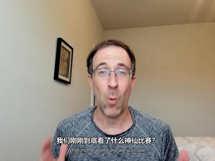 令人震惊的马拉松破2,让我们来全面拆解 这支视频解析了 1:59:30 的破 2 小时马拉松是如何在真实比赛中出现的:主角 Sawe 在后半程依然能跑出 59:01 的半马速度,第 24 英里甚至达到 4:12 的惊人配速,而第二名 Kejelcha 也同场跑进 2 小时,第三名则刷新世界纪录,形成史无前例的“三人同场破纪录”局面。讲者从多个角度拆解这一时代性突破:① 兴奋剂检测强度前所未有,Sawe 在赛前两个月接受 25 次以上随机检测,增加了成绩可信度;② 超级跑鞋技术带来 3–7% 的个体化经济性提升,并显著减少后程疲劳,使马拉松从“生存战”变成更像半马的节奏输出;③ 补给革命让精英选手每小时摄入 100g+ 碳水成为可能,避免撞墙并维持高强度代谢;④ 人才结构改变,越来越多年轻选手直接转向公路赛,加深了竞争深度;⑤ 信念效应让更多人相信破 2 小时是可实现的,从而推动整体水平跃升。视频最终指出:马拉松的限制因素已被重新定义,技术、补给、训练与人才共同推动了这个“新马拉松时代”的到来。
字幕为本人原创二次创作成果,非机器翻译。
本字幕基于自研翻译/配音软件,结合独家纠错/翻译/润色等提示词工程,并经过最终人工精校制作完成,旨在提供较为准确的观看体验。原视频来自:Steve Magness的yt频道
#马拉松破2 #萨维 #基普乔格 #马拉松世界纪录 #马拉松