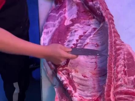 少壮不努力,长大卖猪肉: 春眠不觉晓,醒来卖猪肉 : 举头望明月,低头卖猪肉。😂😂😂#为了生活要努力 #加油年轻人 #总有一句话戳心