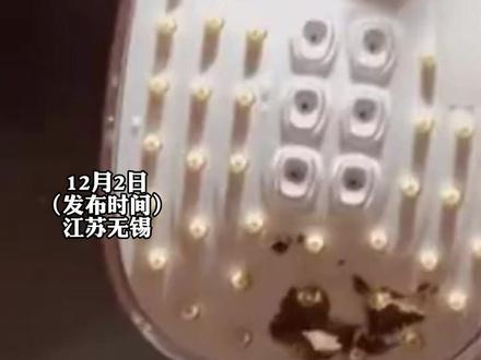 住客在酒店洗完澡发现花洒黏有粪便 “因为近视用手抠了才发现是粪便 还闻了一下 整个人都不好了” 酒店:清洁和工作流程都没问题 已报警@DOU+小助手 #社会百态 #酒店卫生 #花洒 #万万没想到 #你怎么看