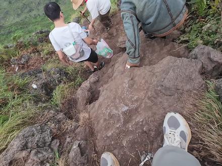 徒步小白也能拿捏老王山,夜爬全记录分享,大家一起上!#老王山 #周末去哪儿 #贵州旅行 #牂牁江 #山里dou是好风光
👉超实用攻略
有三条线,难度从高到低分别是龙脊天路、板亭村、何家寨村
我是没有攀爬经验的小白,所以选择何家寨作为起点
🚙到达:导航至何家寨村
🅿️停车:村里有停车场 20元
❓夜爬还是白天:
1️⃣夜爬凉快,可看日出,但晚上难度更大
2️⃣白天会比较热,但更安全,可以尽早抵达,中午前完成下山
🕙时间:单程大概2.5-3小时(供参考)
🚶路线:
1️⃣一路跟着大家前行即可,不会迷路。
2️⃣2/3的路线需要手脚并用,最后一部分才是平坦的台阶路
⚠️注意
1️⃣穿舒适合脚防滑的鞋子
2️⃣山顶冷注意保暖
3️⃣适量补水,全程无卫生间
4️⃣大量出汗可补充电解质饮料
5️⃣水和食物,沿途有补给
6️⃣下山真的有点危险,比较陡峭,大家注意安全
‼️希望大家能带走垃圾,老王山现在真的垃圾太多了🤣