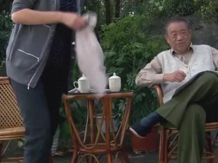 何晨光回家探亲带二级功勋章,爷爷一激动直接开茅台!