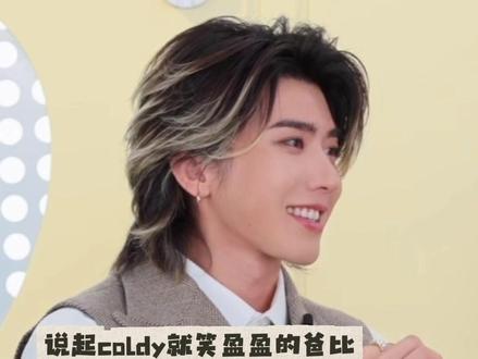 为什么看这个视频嘴角会不自觉地上扬#蔡徐坤首张同名实体专辑 #蔡徐坤柳丝木直播