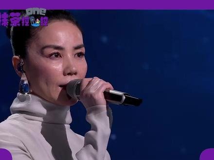 王菲春晚下班路透接地气,一唱完裹着黑羽绒服火速回家过年