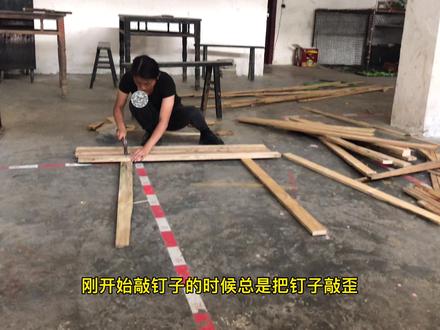 第一次用木条做鸡笼,当鸡笼大概的样子呈现时,这个算不算成功。