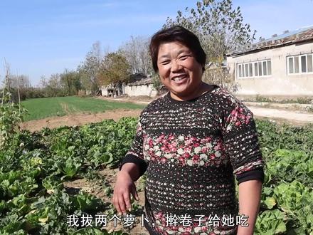 女儿女婿来家,老妈开心的做起萝卜菜卷,还是小时候的味道!