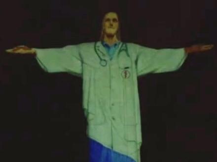 复活节当晚,里约基督像化身为医生,致敬全球抗击疫情的医务人员