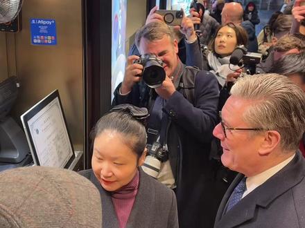 掏钱的男人最帅 英国首相斯塔默抵沪参访,逛豫园看灯会,还买了盒蝴蝶酥#英国首相斯塔默