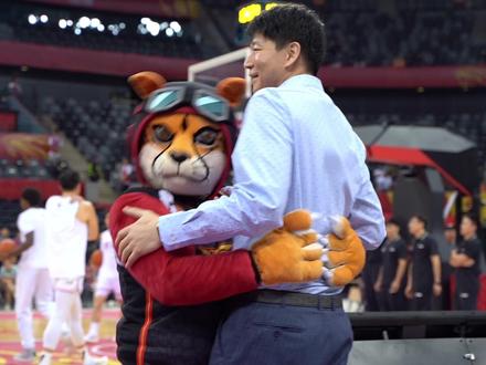 小烈豹欢迎邱彪指导回家#邱彪 #深圳男篮 #CBA #吉祥物