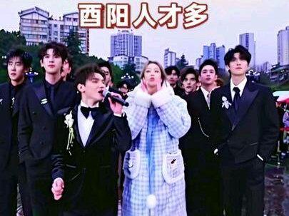 酉阳人才真是多,这样的小姐姐来一打,太好玩了😂小姐姐眼光也好,也是挑到了我爱播峻伊❤️@鲸·峻伊🤍⁹²⁸ @酉阳文旅 #酉阳桃花源 @龙浩天🐲(六号酉阳桃花源广场直播)