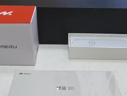 魅蓝20 首发开封 魅蓝20在配置上采用了紫光展锐T765 5G处理器,采用6nm工艺,最高主频2.3GHz。它配备了6.52英寸的水滴屏,支持90Hz高刷新率,并内置了5010mAh的大电池。后置摄像头为5000万像素主摄,前置摄像头为800万像素。此外,它还搭载了Flyme AIOS操作系统,内置了多项实用型AI功能,如AI即问即答、AI辅助写作、AI写真、AI图片扩展等 。
在外观设计上,魅蓝20拥有皓月白、曜石黑、魅夜紫三种配色,采用旗舰同款潮流小立边设计,机身厚度为8.3mm,后盖使用磨砂质感材质,配备2.5D水滴直屏,面板采用防摔玻璃材质 。
此外,魅蓝20还提供了全链路安全防诈能力,可以自动识别诈骗信息和电话,降低诈骗风险,保障个人信息安全。针对老年用户的使用需求,它还支持远程协助长辈设置手机,并内置了超大字体简易模式,方便老年人使用 。#魅蓝 #开箱