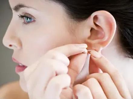 女孩子打耳洞,红肿发炎了怎么办?快来看看吧#打耳洞#分享健康知识 #皮肤问题 #医学科普