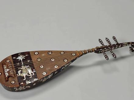 这可是世界上唯一一把五弦琵琶。全长高108.1厘米,最大直径30.9厘米,原产于中国,唐代时传入日本,是圣武天皇最爱的乐器,后藏于正仓院,成为了正仓院的镇馆之宝。这把琵琶的主体使用产自东南亚的珍贵紫檀木制成,通体以玳瑁及夜光贝为材料,采用中国传统螺钿工艺装饰。正面装饰团花纹,拨面以大面积的玳瑁为地,上用螺钿拼贴出飞鸟、热带树木纹样,其下为一骑骆驼的胡人弹四弦琵琶的图案;琵琶背面上下部分装饰有大面积的宝相花纹,中间以含绶鸟纹样衔接;侧面装饰缠枝花纹、蝶纹;项处装饰宝相花、菱花和云纹。
除了精美的纹饰,更为可贵的是它是先今存世唯一一把五弦琵琶。#琵琶 #螺钿 #非遗文化 #文物 #博物馆