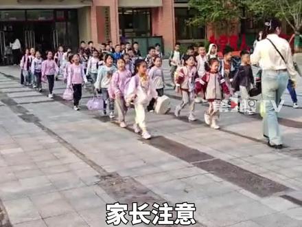 今天是春节假期后上班第一天,“神兽归笼”也已经进入倒计时!#重庆市中小学2026年春季学期开学安排在此,家长们一起来看看。#媒体精选计划