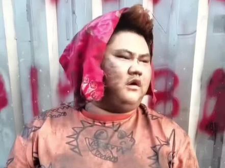 别笑他 他干得最脏的活、赚的是最干净的钱。