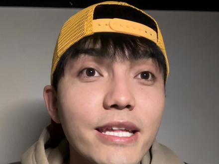 阿嘎(哥哥) 阿撇克也(姐姐) 恩呢(弟弟) 哈愣达斯(妹妹)们,今天我们一起学哈萨克语,如果称呼自己的家人,日常生活中就可以用,真的很有意思!相信大家很快就能学会!
还有这种情景式教学怎么样!喜欢不!#哈萨克语教学 #格外斯 #哈萨克文化 #哈萨克语言解说 #青年创作者成长计划