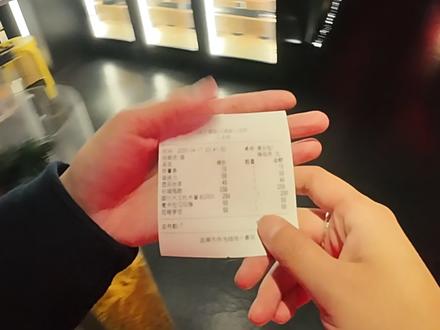 我真服了,店长啥都得干吗? #雪茄吧 #威士忌吧 一杯威士忌,一支陈年雪茄,慢品人间烟火,独享世间温柔。风月不入俗世,烟酒自愈人心,成年人最好的解压,从来都是独处与微醺。