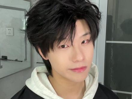 细软塌就这么一喷一抓!帅气发型直接焊在头上一整天#理然速干定型#男生发型#油扁塌