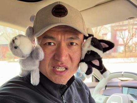 中登也喜欢小米这个萌宠….. #小米汽车