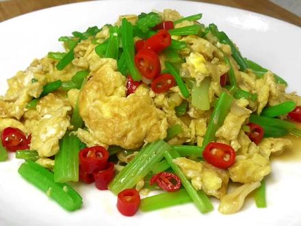 芹菜炒鸡蛋这样做好吃下饭 芹菜翠绿鸡蛋松软 大厨教你详细做法 #家常菜 #美食 #抖音美食 #抖音小助手 #芹菜炒鸡蛋