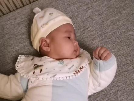 宝宝长得太快,新买的衣服没穿几回就短了,裤腿总往上爬,试试这个办法,完美解决。宝贝,不是妈妈不舍得,是不浪费…