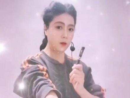 切记住一个坟,不能上两次坟,清明扫墓时,一定要切记一个坟墓,不能上两次坟,清明节切记买鞋,因为鞋与邪同音,所以不能在清明节买鞋,如果不正买了鞋,可以用红纸将鞋包起来,等过后了清明以后,将红纸取下,用火烧掉即可穿,却记住头发不能盖住头额抖音小助手