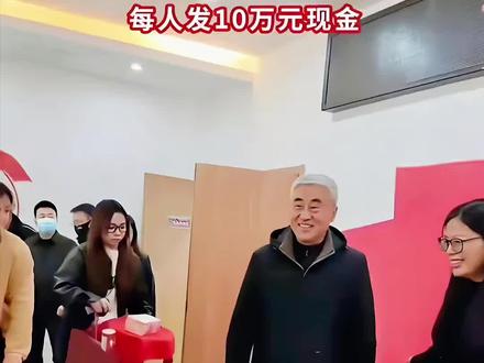 刘强东老家光明村,最骄傲的不是他老师,也不是他的父亲而是他舅
刘强东第十一次给老家送年货,此事迅速在互联网上面传开,都说刘强东是宿迁市的骄傲,他更是老师和老父亲的骄傲。
其实光明村最骄傲的人,不是老师和老父亲,而是刘强东的亲舅舅,刘强东的舅舅很嘚瑟,人家有嘚瑟的资本啊。
不信你看刘强东舅舅,一下子抱了三部手机,他开了一辆拉货三轮,上面装的可都是年货,满满当当足足一三轮。
中国人讲究娘亲舅大,在老家农村结婚时候,亲舅舅一般都是上席,刘强东变得如此优秀,也难怪他舅舅嘚瑟了。