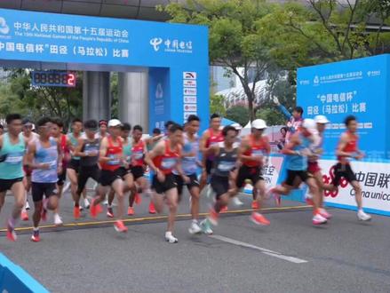 2025年11月15日7:00,十五运会深港跨境马拉松赛,在深圳湾体育中心鸣枪起跑。#全运会首个跨境马拉松无感通关