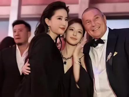刘亦菲赵露思真宝格丽双生花 #老铁娱乐观察站 #近距离看明星 #偶遇明星 #我的追星日记 #演唱会打卡 @赣商汇 @抖音热点 @汽水音乐APP @抖音小助手