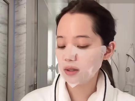 圆脸姐妹闭眼冲❗轻松告别浮肿大饼脸 谁不想拥有线条流畅的小V脸呢😜
平时熬夜作息不规律,脸部容易浮肿松弛
这款美法扎V脸面膜真心好用
贴合面部轮廓,牢牢包裹下颌线
坚持敷下来,脸部紧致感肉眼可见
改善垮脸赘肉,修饰脸型超给力
日常护肤、急救上镜都能用
轻松拿捏精致小脸状态,圆脸姐妹放心入手~#欧阳娜娜同款 #美法扎v脸面膜 #v脸面膜 #消肿神器 #乘风破浪的姐姐