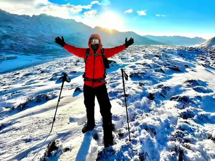 #雪山 朗卡之心,海拔4800左右,成都组队,自主攀登总花费150元(Aa车费120,自己准备路餐30)
1.地址在康定市,我们是11点集合出发,到达攀登起点大概是4点半,开车去一定要准备防滑链!
2.爬升大约是800,起点位置海拔3900多,徒步往返大约是5公里左右!
3.准备好冰爪,碎石坡很滑,最好准备一个头盔,路遇两个高山协作踩线都带着头盔,安全防护还是要严谨一点!
4.朗卡的体验感很强,像奥太娜这些5000以下的,朗卡的性价比应该是目前最高的了,毕竟没有商业介入,但是很快应该就会有商业介入了,我光遇到高山协作踩线就两个,你说朗卡这段时间会有多少协作去踩线然后准备开发!
5.我在4500下撤,没有高反,因为有一小段路我觉得太危险了,其实爬上那一小段应该有向山海铺的路绳,我为了录视频拍素材走的慢,队友都上去了,我心慌没敢上,因为自主组队,我怕救援慢,哈哈哈哈哈,也有可能那20米路选择的不太对,我观点就是以安全为第一要点,不给别人添麻烦,不给自己找麻烦,户外安全最重要!
6.队友很棒👍🏻很强,其中有一个还是高山协作(算上他我就遇到3个了),车主来回都是他开车,精力和能力真是无限旺盛,来回一路蹭了大家很多吃的(不要像我一样扣扣搜搜准备那么点路餐)。
出发吧,朋友们!