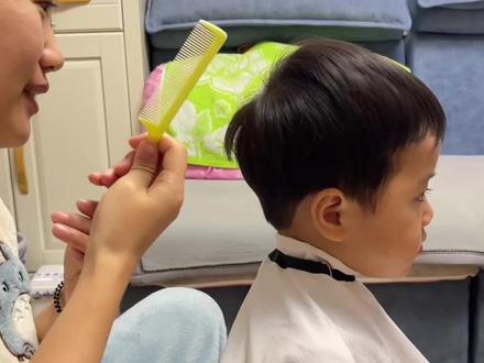 孩子不去理发店怎么办?自己在家理起来。业余理发,仅供参考~简单易操作,失败率低~#男孩发型 #剪发教程 #微分碎盖 #婴儿理发 #儿童发型