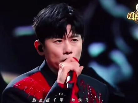 国乐无双名场面!张杰这一身红黑造型帅到发光!粤语版《天下》一出来,气场直接拉满,又帅又会唱,谁能顶得住啊!真的太好听了吧#粤语版《天下》张杰#国乐无双