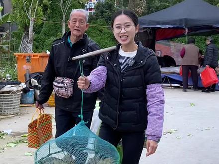 今天和爷爷一起去摆摊,我负责呦呵,爷爷负责找钱,爷孙搭配,干活不累,你们大家吃过水鸡嘛