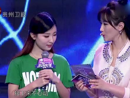 甜美女孩笑容超具亲和力,在场男生热情高涨纷纷示好