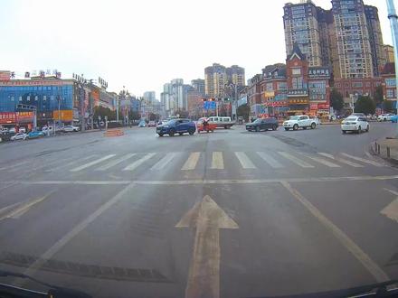 #救护车 #救护车第一视角 #礼让救护车 #120急救 #厉害了我的车 昏迷患者急转县医院,开道音+救护调配合急转!