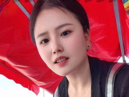 蓄冷冰板长效保鲜,循环反复用,肉质果蔬品相好,客源稳利润高 做生鲜生意,摆摊、卖水果、卖肉的老乡们,天气越来越热,鲜肉容易发酸出水,瓜果暴晒发软变质,一天下来损耗不少,辛辛苦苦赚的钱都白白亏进去了。
这款商用蓄冷冰板,提前冻上一晚,出摊直接铺在台面底下,长效降温一整天,融化慢不积水,不泡食材。猪肉鲜亮不发黏,水果新鲜不蔫巴,锁住品相少掉秤,降低损耗就是多挣钱,摆摊夏季刚需小神器。#卖猪肉必备好物#生鲜必备好物#冰板#夏天必备好物#实用好物推荐
