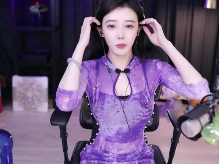 【豚豚】豚豚直播大方展示身材,弹幕:不穿打底就更好了!