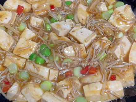 百吃不厌的金针菇炒豆腐,在家几分钟就能搞定,超下饭 #家常菜#抖音美食创作人