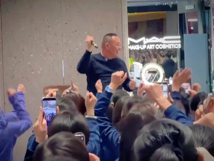 于东来炸场!胖东来分近40亿,普通员工人均20万#胖东来 #于东来大哥 #胖东来分钱 #讨论