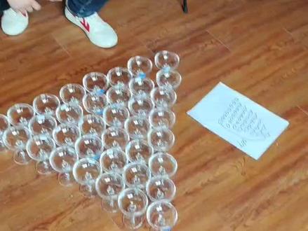 @抖音小助手 #你的婚礼看哭了 客人结婚,要摆三角形香槟塔8层,问要多少个杯?我摆成这样了?会挨骂吗?