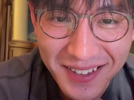 老刘真是火啊,刚进直播间的时候2000多人,一会儿就涨到了9万多人。
老刘这次很放松,看的时候全程跟着姨母笑🤓
#刘萧旭