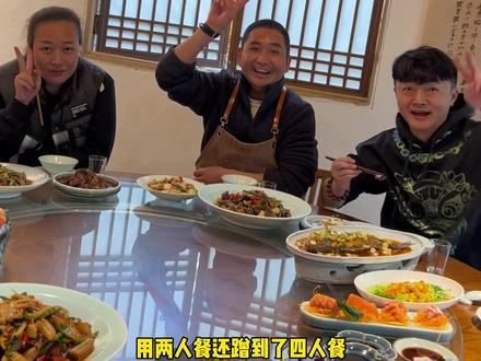 没想到吧,还可以蹭饭~喊他一声哥,永远不挨饿✌️@阿峰同学 @龙帅Alex @登那个登 @舒子嘉 #一起吃饭吧 #周末约会好去处 #食里春风 #美食探店流量来了 ##重庆旅游攻略